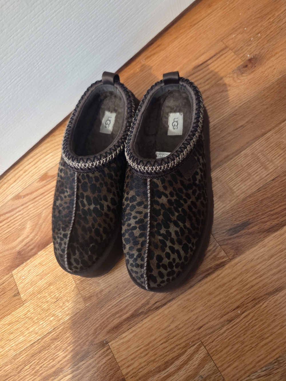 UGG Womens Leopard Print Slip-On Slippers - Brown/Black
